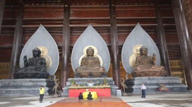  Tạc tượng Phật tại chùa Tam Chúc bằng thiên thạch từ mặt trăng