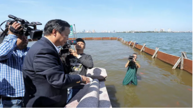  Bộ trưởng Trần Hồng Hà thị sát khu vực thí điểm xử lý nước, cho cá Koi ăn ở hồ Tây