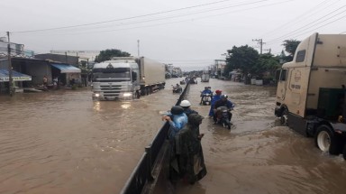  Nha Trang chìm trong biển nước, Quốc lộ 1 và đường sắt tắc nghẽn
