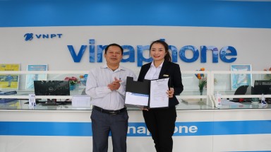  Trao trả ví và giấy tờ quan trọng cho khách hàng để quên, nhân viên VinaPhone nhận được thư cảm ơn