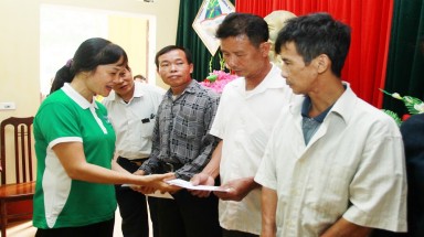  Vinamilk hỗ trợ 400 triệu đồng cho người dân vùng lũ ở Hà Nội