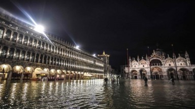  Venice ban hành báo động thiên tai khẩn cấp khi thành phố chìm trong nước biển