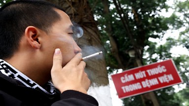  2 năm, phạt 10 người hút thuốc nơi công cộng