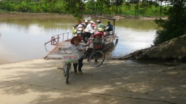 Người lái đò chở học sinh qua sông miễn phí 