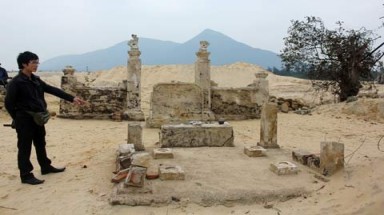  Ngôi đền cổ bị vùi lấp trong cát 