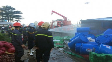  Bình Thuận: Lật xe, 34 tấn axit chảy tràn ra đường, khói mù mịt