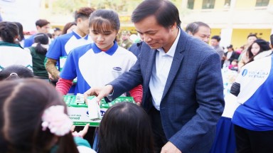  Quỹ sữa Việt Nam đem niềm vui cuối năm đến trẻ em tình Hưng Yên