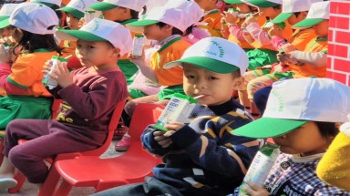  130.000 trẻ em mầm non và tiểu học tỉnh Hà Nam thụ hưởng chương trình Sữa học đường