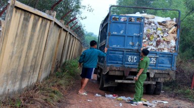  Đồng Nai:Hàng dài xe tải chở chất thải đổ trộm xuống hầm đá