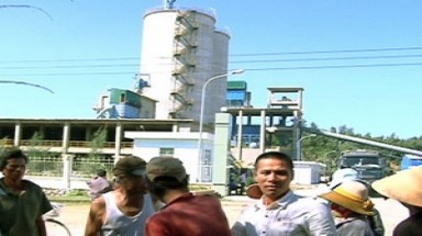  Quảng Ngãi: Dân phong tỏa nhà máy xi măng gây ô nhiễm môi trường