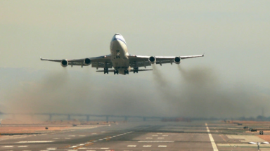  Khí thải hàng không giảm mạnh khi nhu cầu bay công tác giảm sau đại dịch COVID-19